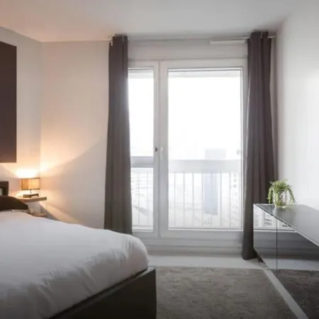 Charming Paris La Defense *